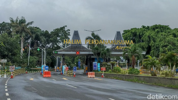 Revitalisasi bandara Halim Pedanakusuma, Jakarta Timur dilakukan selama kurang lebih 3,5 bulan. Akibatnya, untuk sementara waktu penerbangan kini dihentikan.