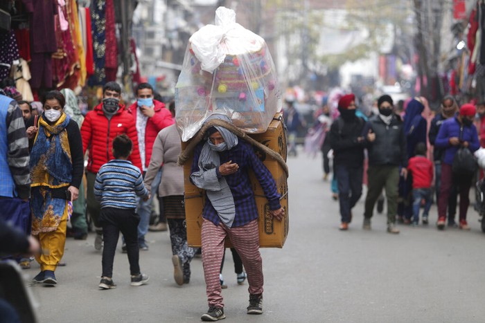 Rezeki Tak Mungkin Tertukar, Tetap Semangat Para pedagang, pekerja dan warga beraktifitas di jalanan kota. Potret bersahaja para pencari nafkah meski harus memanggul beban berat di kepala, mengandalkan leher kokoh mencari rezeki.