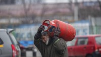 Warga Khasmir memanggul gas elpiji di Srinagar, India (19/1/2022). Srinagar merupakan wilayah Khasmir dalam kontrol India. Sebagian Khasmir berada di bawah kendali Pakistan. Kondisi politik ini membuat roda perekonomian berjalan pelan. (AP Photo/Mukhtar Khan)