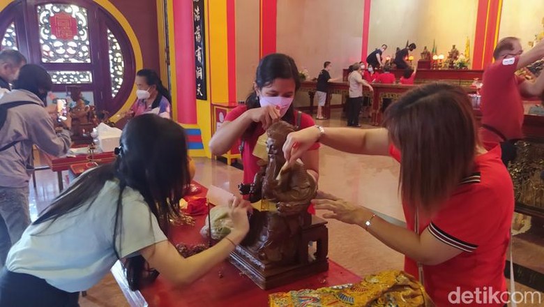 Ritual Kimsin di Magelang Sejumlah jemaat membersihkan patung dewa-dewi di Klenteng Magelang.