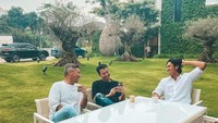 Tetap bercengkrama dengan teman-temannya dilakukan oleh Sean ketika sedang tak ada pertandingan. Dirinya bahkan menyempatkan diri untuk hangout bersama Raffi Ahmad dan Gading Marten. Foto: Instagram/gelaelized