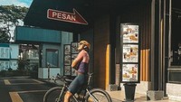 Sesekali dirinya juga menyambangi restoran cepat saji. Memesan melalui drive thru, masih lengkap dengan pakaian bersepeda, dirinya memesan makanan. Foto: Instagram/gelaelized