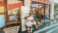 Berlibur ke Bali juga dilakukan Sean untuk bersenang-senang saat tak ada kegiatan. Hangout dengan menyambangi restoran bergaya klasik, Sean tampak keren dengan pakaian serba putih. Foto: Instagram/gelaelized