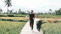 Memilih kafe yang unik dan baru juga menjadi kegemaran Sean untuk hangout. Kafe di tengah kebun teh dipilih Sean untuk menikmati pemandangan hijau dengan udara yang sejuk. Foto: Instagram/gelaelized