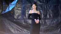 Seolhyun berpose mengenakan gaun hitam off-the-shoulder. Foto: (dok. ist @sh_9513)