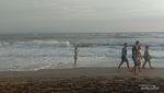 Siang Bolong di Pantai Batu Bolong, Asyik Juga!