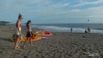 Siang Bolong di Pantai Batu Bolong, Asyik Juga!