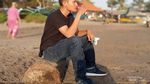 Siang Bolong di Pantai Batu Bolong, Asyik Juga!