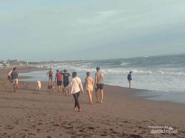 Siang Bolong di Pantai Batu Bolong, Asyik Juga!