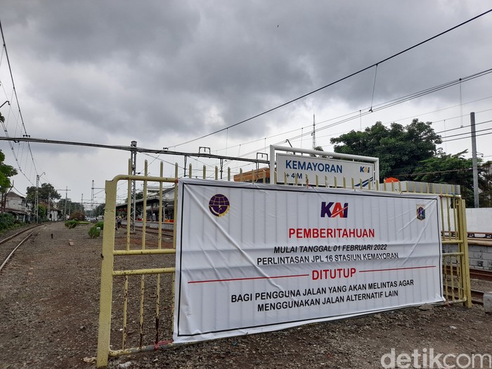 Spanduk pemberitahuan penutupan perlintasan sebidang di Jl Bungur, Kemayoran, Jakarta Pusat untuk 1 Februari 2022. Foto diambil pada 26 Januari 2022. (Marteen Ronaldo Pakpahan/detikcom)