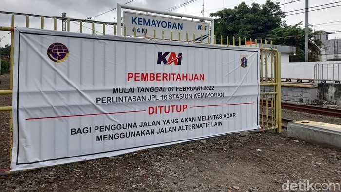 Spanduk pemberitahuan penutupan perlintasan sebidang di Jl Bungur, Kemayoran, Jakarta Pusat untuk 1 Februari 2022. Foto diambil pada 26 Januari 2022. (Marteen Ronaldo Pakpahan/detikcom)