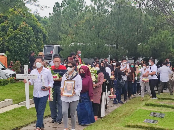 Suasana pemakaman Maura Magnalia di San Diego Hills (Foto: Nahda/detikcom)