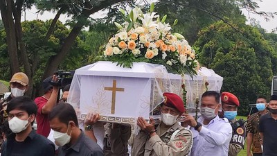 Momen Nurul Arifin-Mayong Melepas Maura Magnalia Selamanya