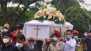 Momen Nurul Arifin-Mayong Melepas Maura Magnalia Selamanya
