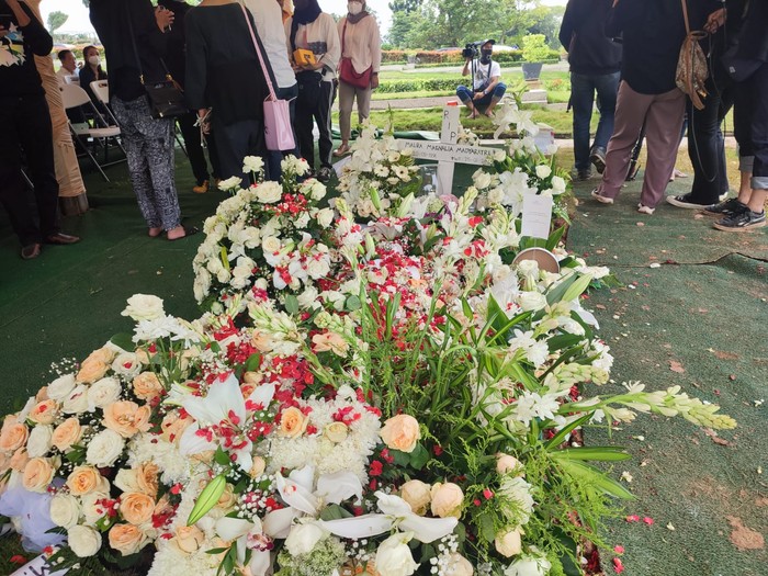 Suasana pemakaman Maura Magnalia di San Diego Hills (Foto: Nahda/detikcom) Suasana pemakaman Maura Magnalia di San Diego Hills (Foto: Nahda/detikcom)