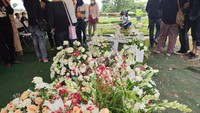 Mayong juga bicara soal perasaan aneh yang dirasakannya saat menguburkan sang putri. Mayong merasa aneh, sebab menurutnya tidak semestinya orang tua menguburkan anaknya ke liang lahat.