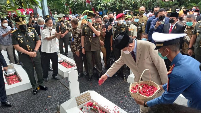 Suasana upacara ziarah dan tabur bunga yang dilakukan Prabowo di TMP Taruna (Foto: Khairul/detikcom)