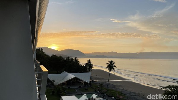 Momen matahari terbit di Grand Inna Samudra Beach Palabuhanratu. Lihatlah kecantikannya.