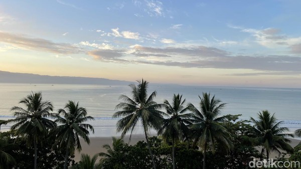 Saat itu, sunrise di Grand Inna Samudra Beach Palabuhanratu tepat pukul 06.00 WIB.