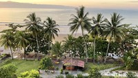 Momen pagi di pantai di depan Grand Inna Samudra Beach Palabuhanratu digunakan sebagian tamu untuk berolahraga.