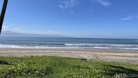 Awan biru berpadu padan dengan laut selatan di Grand Inna Samudra Beach Palabuhanratu.