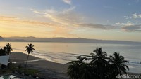 Anda harus tahu kapan waktu yang tepat matahari akan muncul. Informasinya tentu sudah ada di aplikasi cuaca di ponsel pintar Anda.