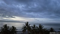 Pemandangan dari kamar lantai 5 Grand Inna Samudra Beach yang kami tempati memang begitu sakti.