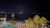 Suasana malam dari kamar kami di Grand Inna Samudra Beach. Ombak laut selatan yang menderu masih terdengar ke dalam kamar di saat malam.