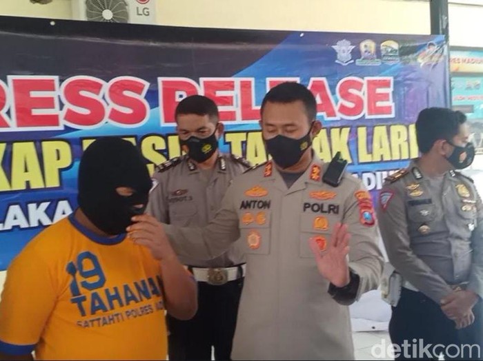 Kasus tabrak lari di Tol Madiun menewaskan 2 orang, yakni sopir dan kernet truk. Polisi sudah menangkap pelaku dan merilis identitasnya.