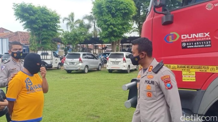 Madiun - Kasus tabrak lari di Tol Madiun menewaskan 2 orang, yakni sopir dan kernet truk. Pelaku mengaku sempat turun dan menghampiri korban yang tertabrak.
