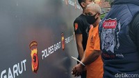 Kakek berusia 63 tahun itu diduga melakukan pencabulan sebanyak dua kali. Kejadian pertama berlangsung pada pertengahan Desember 2021 lalu. Kejadian kedua terjadi pada Sabtu (22/1) lalu. Beruntung aksi kedua itu dapat digagalkan seorang saksi yang melihat kejadian tersebut.