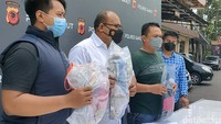 OS kini harus mempertanggungjawabkan perbuatannya di sel tahanan Mako Polres Garut. Ia dijerat polisi dengan Undang-undang Perlindungan Anak dan terancam hukuman 25 tahun penjara.
