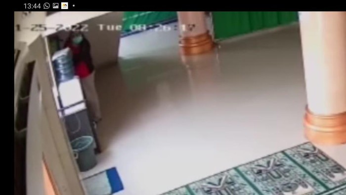 Tangkapan layar CCTV pencurian kotak amal di Tangerang