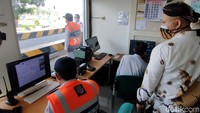 Dengan adanya WIM ini akan mempercepat upaya deteksi kendaraan yang berpotensi melanggar ODOL. Sehingga ini jadi salah satu upaya kita untuk mewujudkan program zero ODOL yang akan diberlakukan pada 2023, ujar Kasubbag Humas Direktorat Jenderal Perhubungan Darat Kemenhub, Pitra Setiawan, di sela-sela peninjauan WIM di Unit Pelaksana Penimbangan Kendaraan Bermotor (UPPKB) Kulwaru, Wates, Kulon Progo, Rabu (26/1/2022).