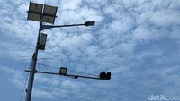 Piranti ini dilengkapi dengan sensor dan kamera, sehingga selain mendeteksi berat, juga bisa mengidentifikasi plat nomor, kecepatan, jenis, konfigurasi sumbu, hingga dimensi kendaraan.