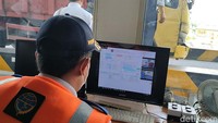 Data yang terekam oleh WIM terintegrasi dengan pusat data. Selanjutnya hasil tersebut akan dibandingkan dengan Jumlah Berat yang Diperbolehkan (JBB) dan dimensi standar sesuai Bukti Lulus Uji Elektronik (BLUe). Bila kendaraan terdeteksi melanggar, sistem akan mengirimkan data pelanggaran beserta data identitas kendaraan ke pusat data.