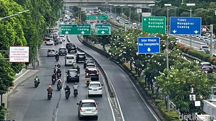 Salah satu rambu penunjuk jalan di Jalan Gatot Subroto, Senayan, Jakarta, jadi sasaran aksi vandalisme. Akibatnya, rambu penunjuk jalan itu pun tampak kumuh.