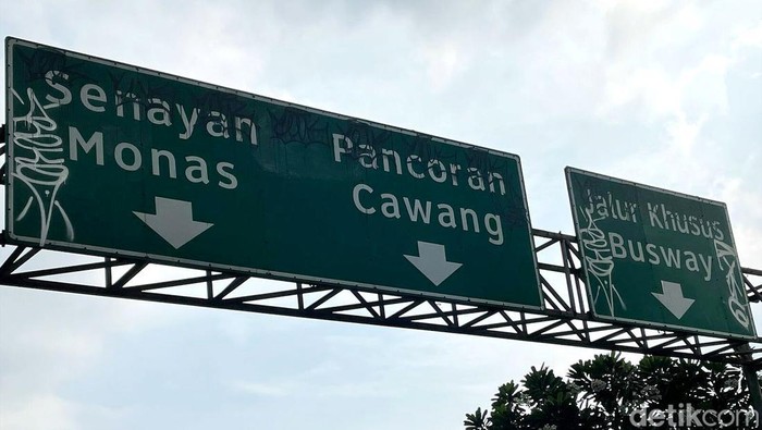 Salah satu rambu penunjuk jalan di Jalan Gatot Subroto, Senayan, Jakarta, jadi sasaran aksi vandalisme. Akibatnya, rambu penunjuk jalan itu pun tampak kumuh.