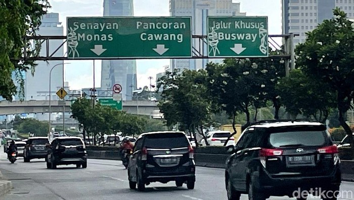 Terlalu! Rambu Petunjuk Jalan di Senayan Jadi Korban Vandalisme Salah satu rambu penunjuk jalan di Jalan Gatot Subroto, Senayan, Jakarta, jadi sasaran aksi vandalisme. Akibatnya, rambu penunjuk jalan itu pun tampak kumuh.