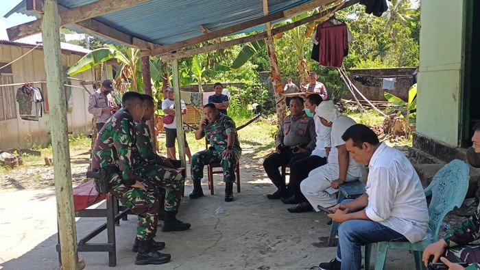 TNI-Polri mengamankan Desa Ori dan Desa Kariu pascabentrok yang menewaskan dua warga, Rabu (26/1/2022).