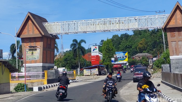 Tulisan Selamat Datang di Gerbang Geopark Ciletuh