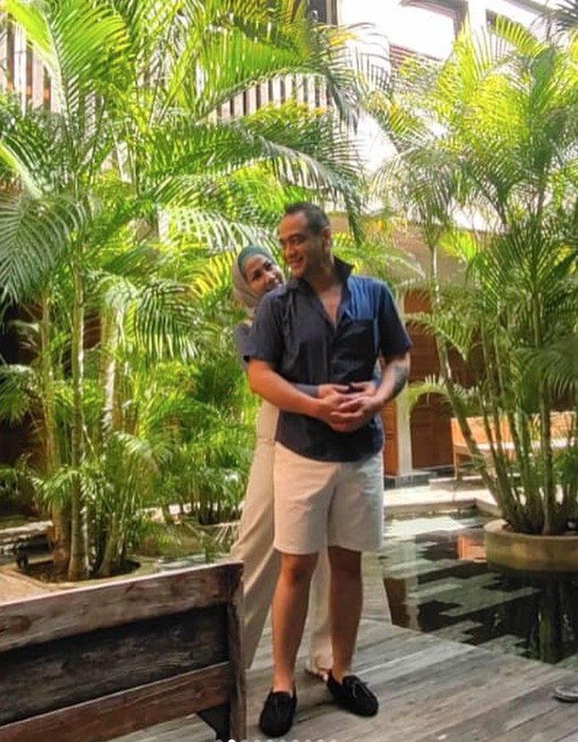 Pasangan ini juga terlihat semakin romantis menjelang hari pernikahannya. Dengan raut wajah bahagia, Venna tampak memeluk Ferry dari belakang. Unggahan-unggahannya itu pun berhasil membuat netizen jadi baper. Uhh gumuss bikin baper Netizen, komentar salah seorang netizen. Foto: Instagram/@vennamelindareal