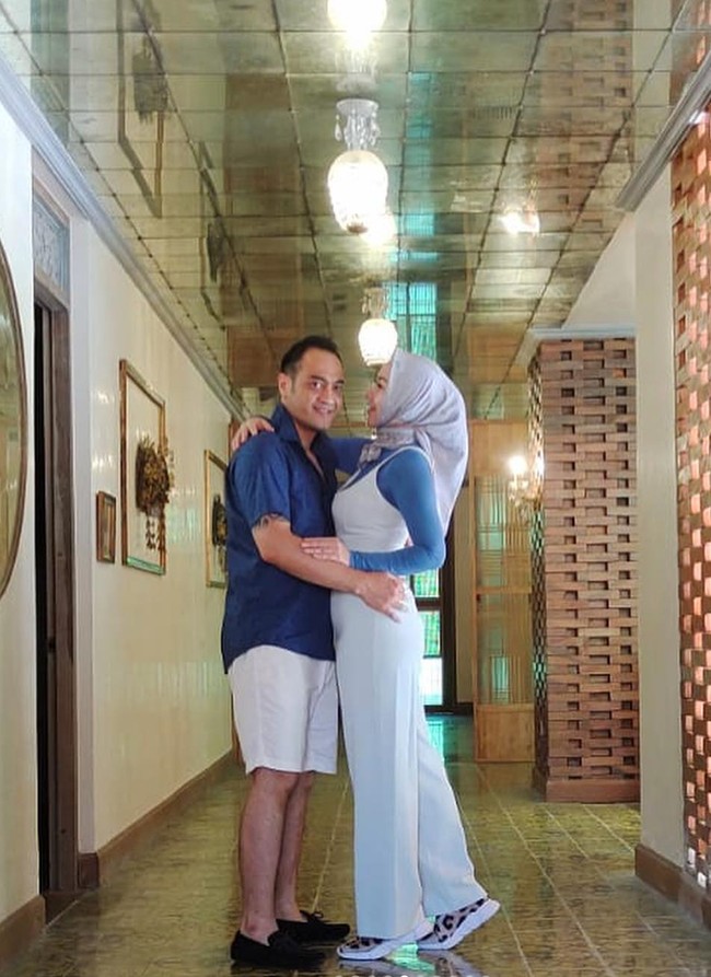 Venna dan Ferry memang tak pernah ragu untuk membagikan kemesraan mereka. Sebelumnya Ferry sendiri diketahui telah memberikan Venna Melinda sebuah cincin untuk melamarnya. Foto: Instagram/@vennamelindareal