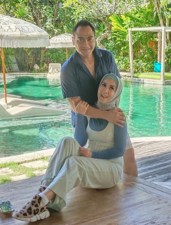 Berpose di samping kolam renang, Ferry Irawan tampak merangkul Venna yang sedang duduk. Keduanya terlihat kompak dan serasi. Foto: Instagram/@vennamelindareal