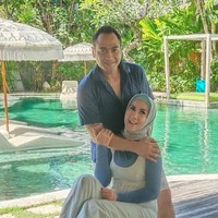 Berpose di samping kolam renang, Ferry Irawan tampak merangkul Venna yang sedang duduk. Keduanya terlihat kompak dan serasi. Foto: Instagram/@vennamelindareal