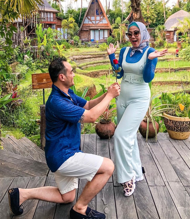 Bak pasangan yang sedang dimabuk cinta, Ferry pun sempat terlihat berlutut di hadapan Venna sambil memberinya setangkai bunga mawar merah. Melihat hal itu, Venna tampak terkejut sekaligus bahagia. Foto: Instagram/@vennamelindareal