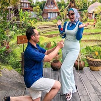 Bak pasangan yang sedang dimabuk cinta, Ferry pun sempat terlihat berlutut di hadapan Venna sambil memberinya setangkai bunga mawar merah. Melihat hal itu, Venna tampak terkejut sekaligus bahagia. Foto: Instagram/@vennamelindareal