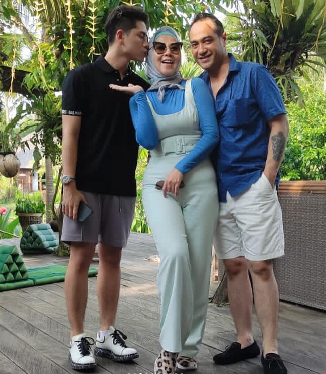 Tak hanya berpose berdua, Venna dan Ferry juga mengabadikan momen ketika mereka bersama Athalla Naufal, anak Venna Melinda. Berfoto bersama seperti ini, ketiganya terlihat seperti keluarga yang kompak dan bahagia ya? Foto: Instagram/@vennamelindareal