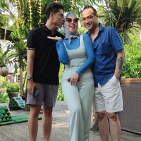 Tak hanya berpose berdua, Venna dan Ferry juga mengabadikan momen ketika mereka bersama Athalla Naufal, anak Venna Melinda. Berfoto bersama seperti ini, ketiganya terlihat seperti keluarga yang kompak dan bahagia ya? Foto: Instagram/@vennamelindareal