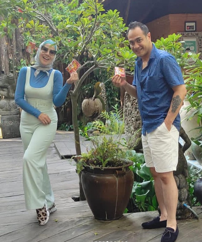 Venna Melinda sendiri sebelumnya sudah pernah menikah degan Ivan Fadilla Soedjoko pada 7 Desember 1995. Dari pernikahannya itu, Venna dikaruniai 2 orang anak, Verrel Bramasta dan Athalla Naufal. Namun sayang pernikahan Venna dan Ivan harus berakhir dengan perceraian. Foto: Instagram/@vennamelindareal